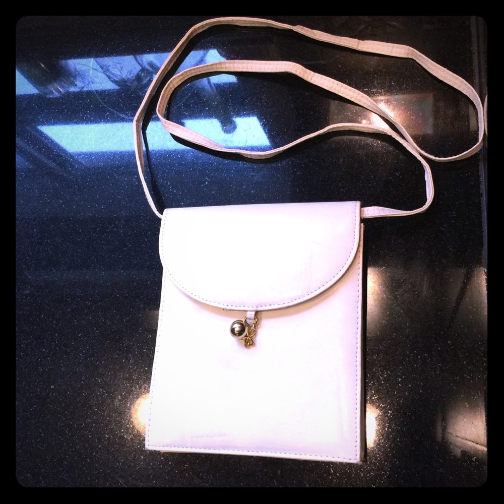 ~*🔵Creamy Large Clutch w Gold Magnetic snap🔵